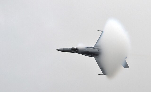 aereo F/A-18 Hornet mentre infrange il muro del suono