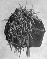 magnetite che attira chiodi